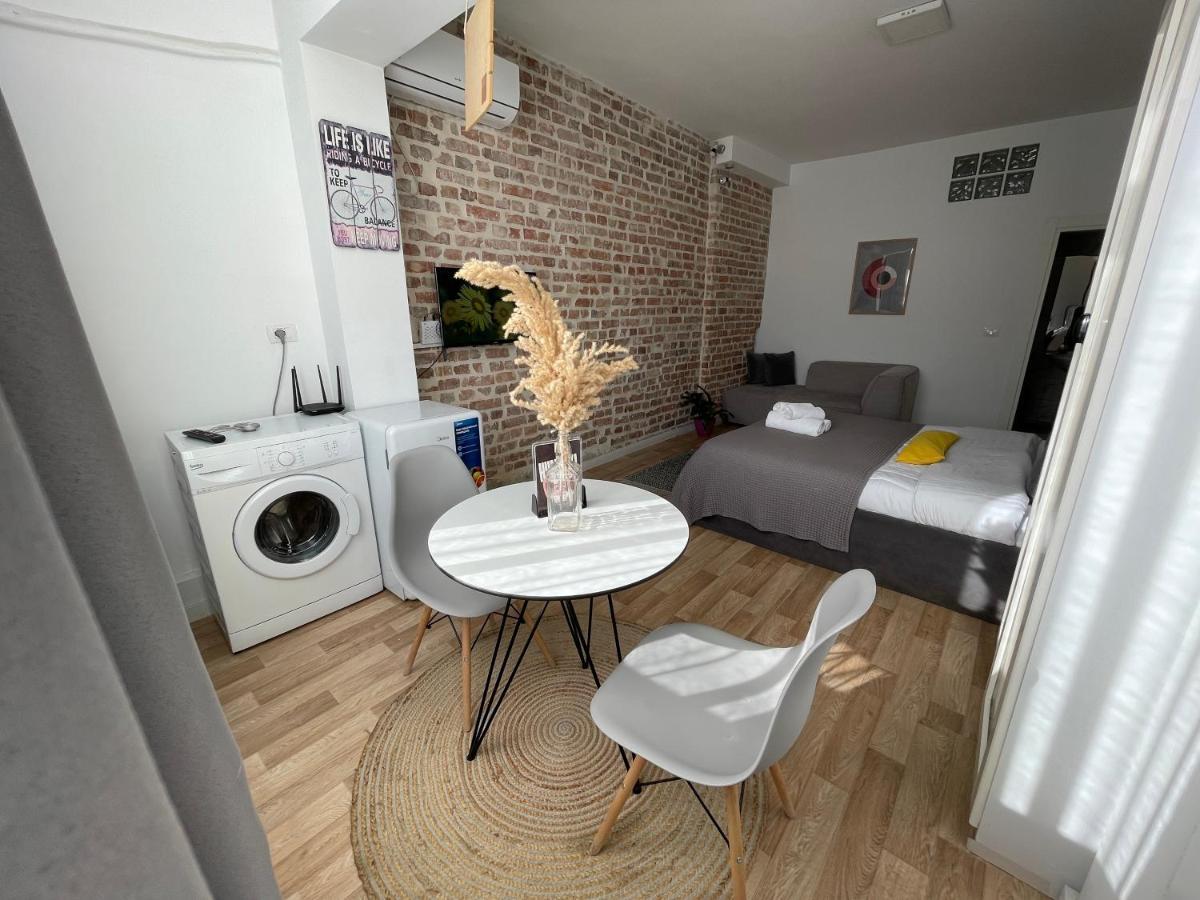 Bricks Studio Apartments Тирана Экстерьер фото