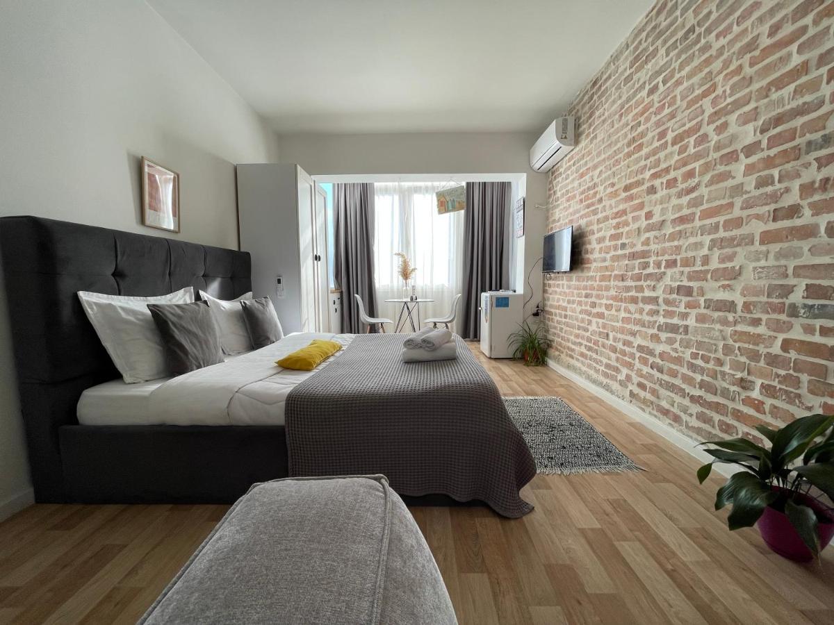 Bricks Studio Apartments Тирана Экстерьер фото