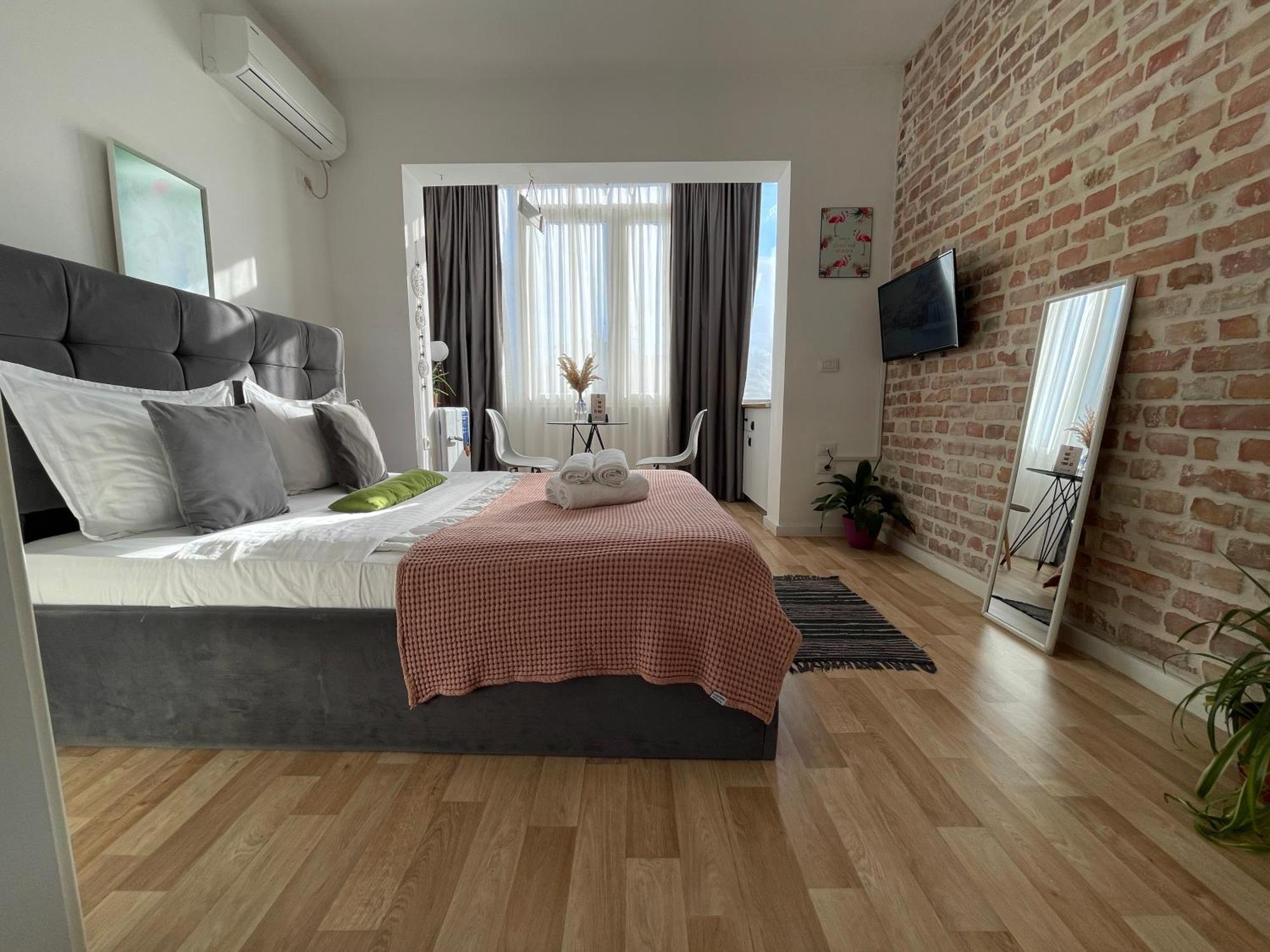 Bricks Studio Apartments Тирана Экстерьер фото
