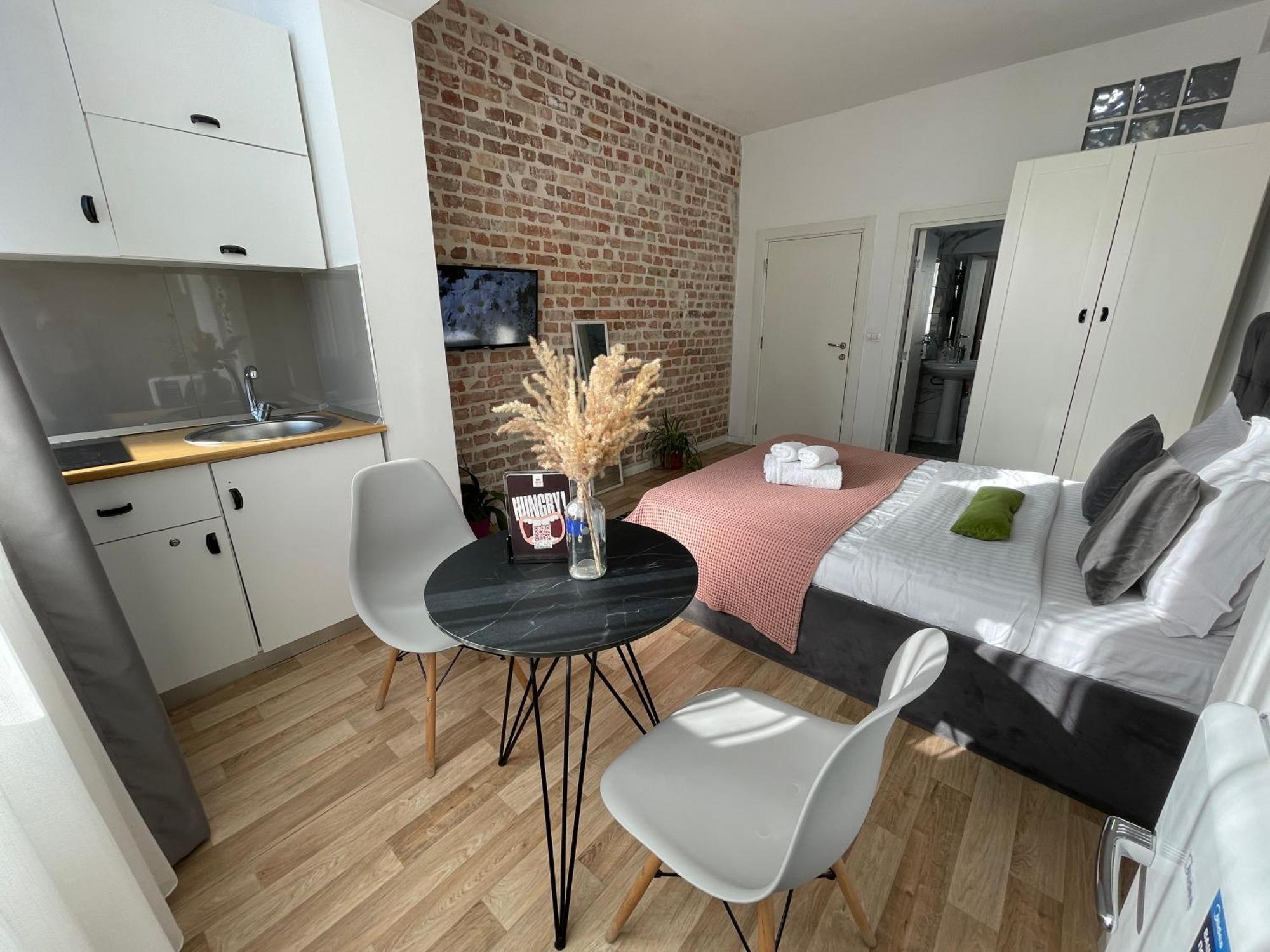 Bricks Studio Apartments Тирана Экстерьер фото